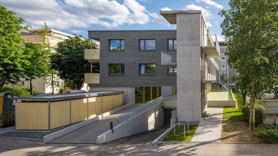 Ein Haus mit Parkgarage unten