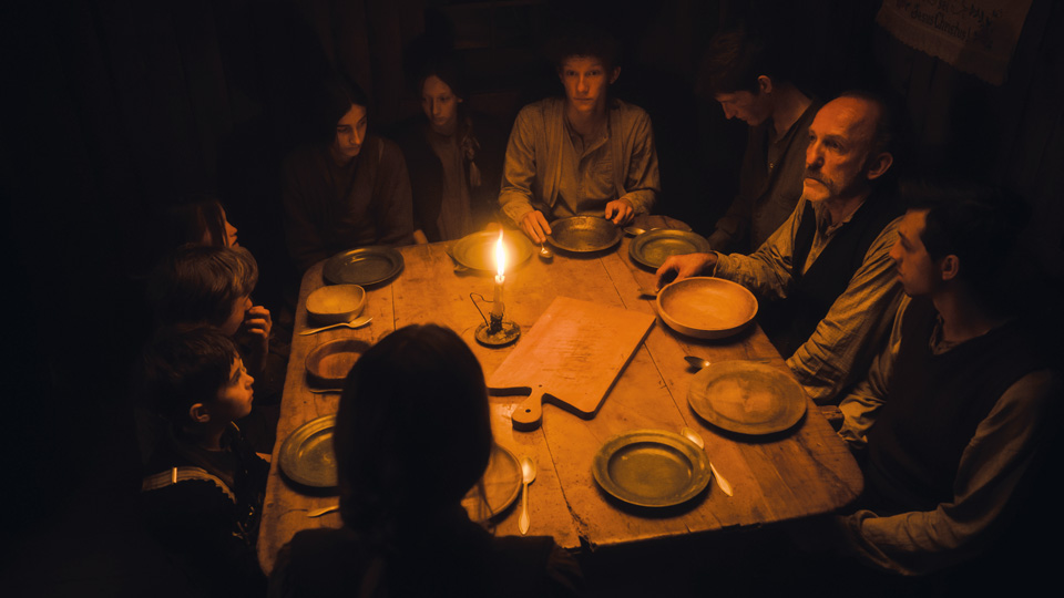 Der Fuchs: eine Familie sitzt zusammen an einem arm gedeckten Tisch