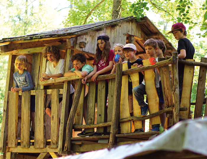 Kindergruppe in einem Baumhaus im Kinderabenteuerhof