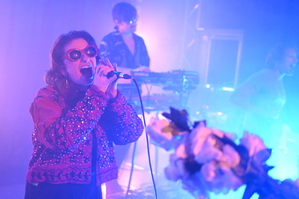 Hundesöhne und Liebe Sängerin Mola begeistert im Artik chilli