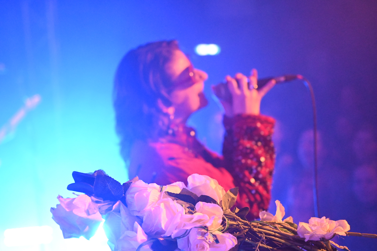 Hundesöhne und Liebe Sängerin Mola begeistert im Artik chilli