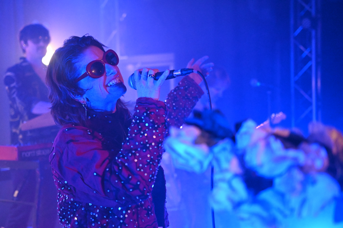 Hundesöhne und Liebe Sängerin Mola begeistert im Artik chilli