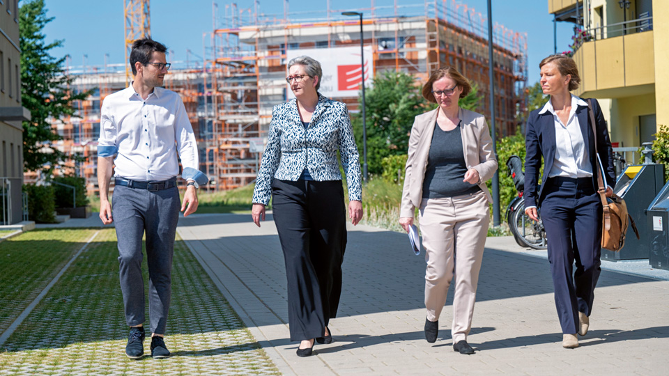 Martin Horn, Klara Geywitz, Magdalena Szablewska und Sabine Recker im Neubaugebiet Schildacker