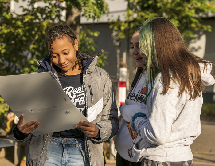 Mädchen Studieren Karte