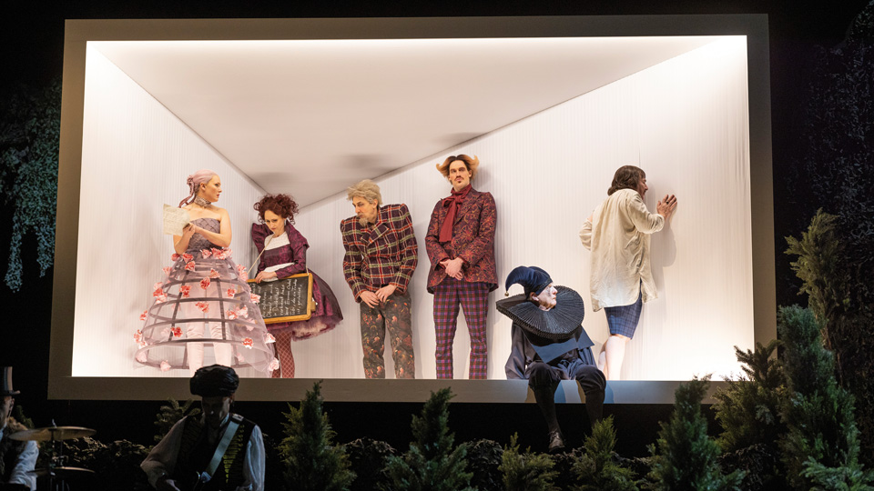 Verschiedene Darsteller auf der Bühne