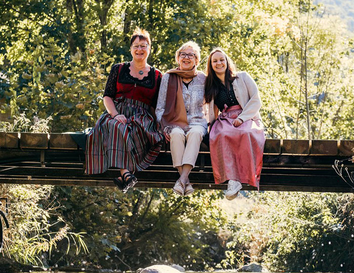 Doris Wasmer-Mink, Laura Wagner und Uschi Wagner auf einem Steg über der Wiese