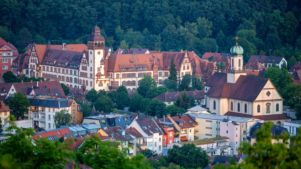 Das Gebäude des Rathaus mit Eck-Turm