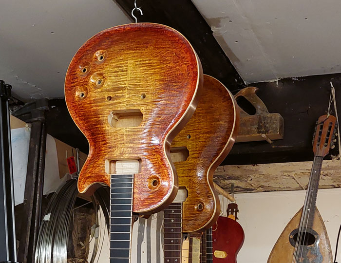 aufgehangene Gitarren in der Werkstatt von Sebastian Schwerdt