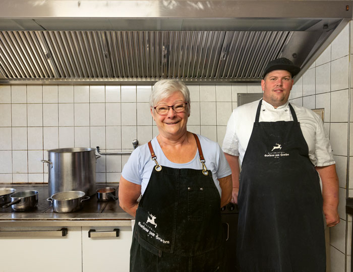In der gemütlichen Gaststube lässt es sich köstlich schlemmen. In der Küche zaubern Elisabeth Brucker (l.) und ihr ­Schwiegersohn Stefan Brucker (r.).