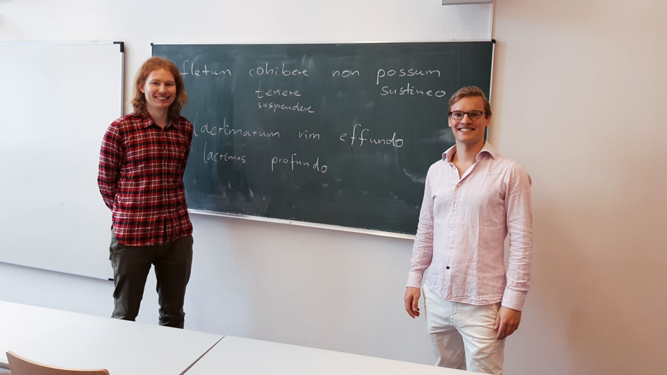 Leon Wirtz (l.) und Henry Böge vor einer Tafel mit Lateinischen Wörtern