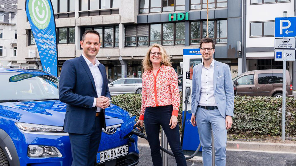 Hans-Martin Hellebrand, Susanne Baumgartner (Leitung Elektromobilität bei Badenova) und Martin Horn beim laden eines Elektroautos