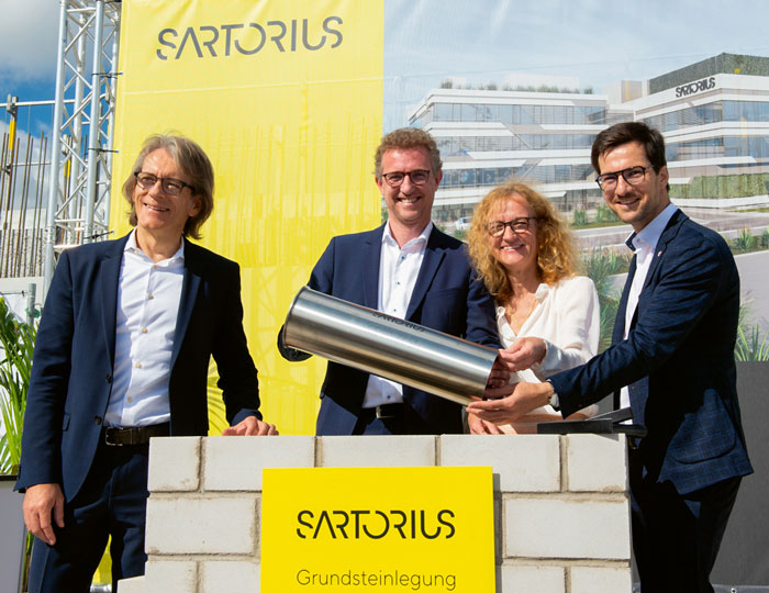 (v.l.n.r.) 
Joachim Kreuzburg, Vorstandsvorsitzender Sartorius, René Fáber, Felicia Rosenthal, Geschäftsführerin Sartorius CellGenix, und Martin Horn