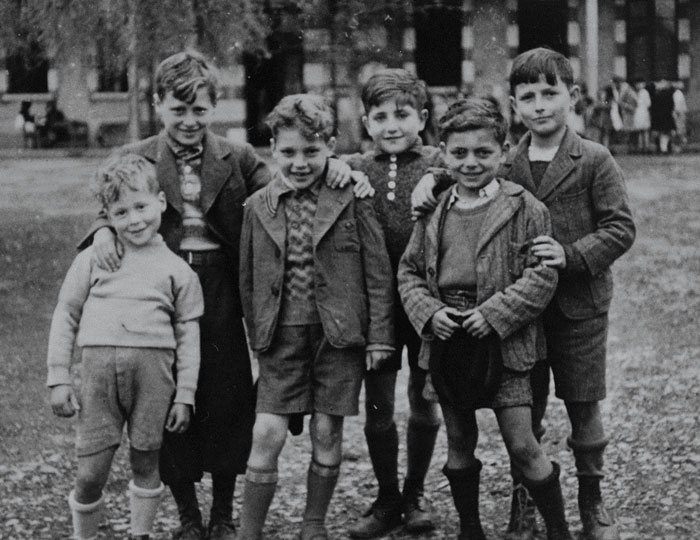 Altes Schwarz-Weiß Foto von einer Gruppe Kinder