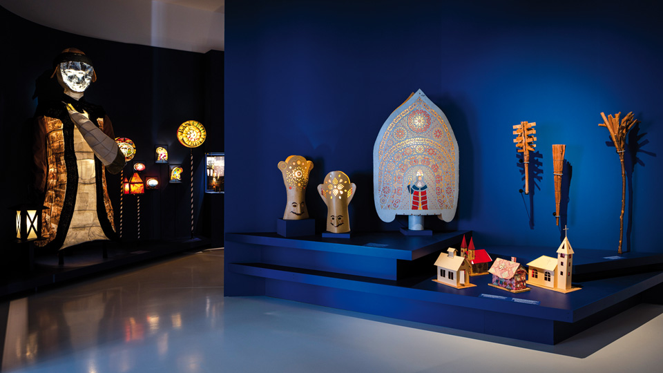 Museum der Kulturen: Ausstellungsraum mit leuchtenden Papierkunstwerken
