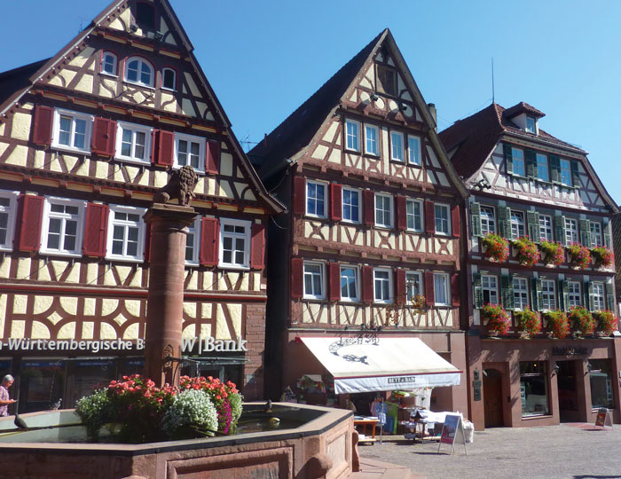 Hermann Hesses  Geburtshaus in Calw (ganz r.).