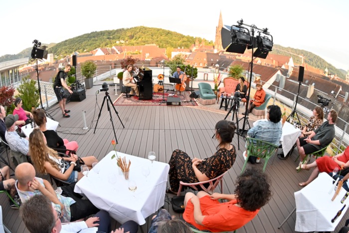 Rooftop Sessions Freiburg chilli Magazin MAx Prosa Laura Braun in freiburg zu hause