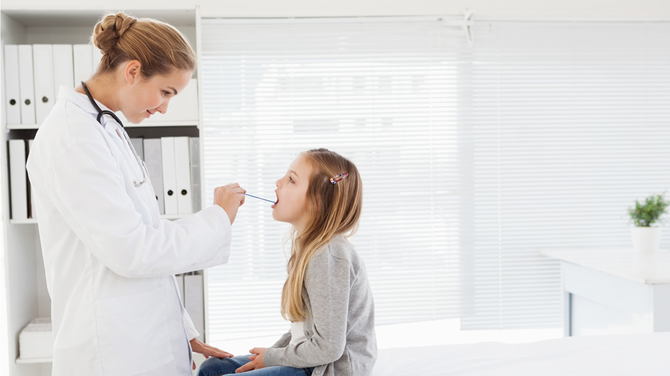 Ärztin untersucht Kind