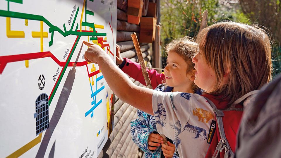 Kinder beim Erkunden einer Karte in Oberwolfach