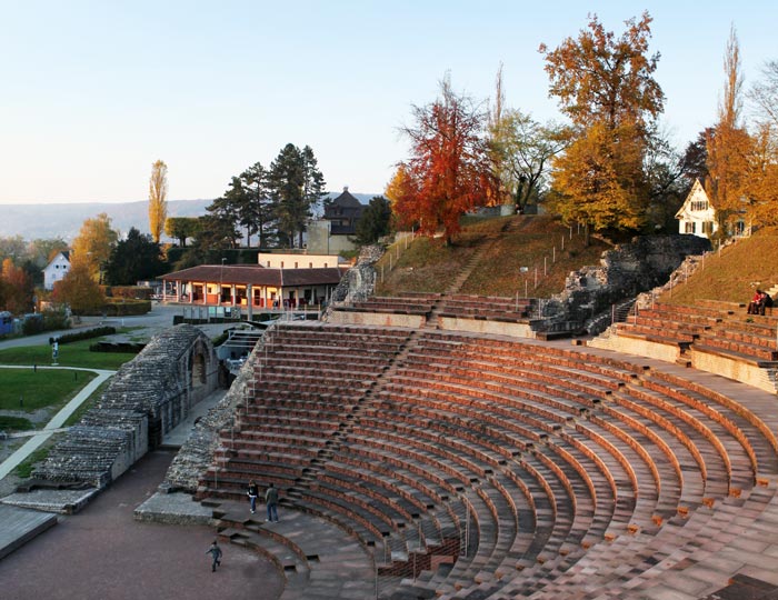 Augusta Raurica: Blick vom Theater zum Roemerhaus