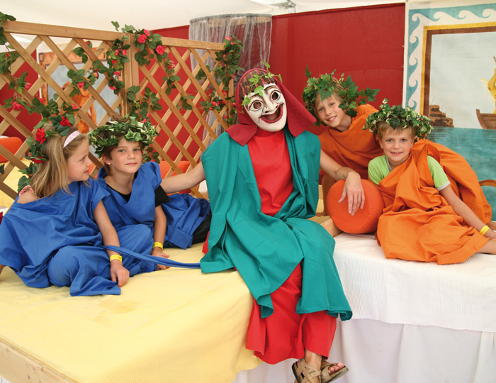 Augusta Raurica: mehrere Kinder in römischer Kleidung