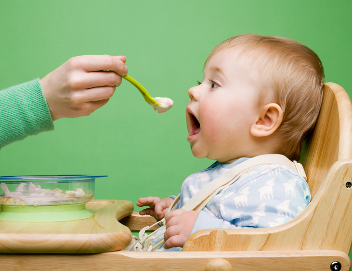 Baby wird gefüttert