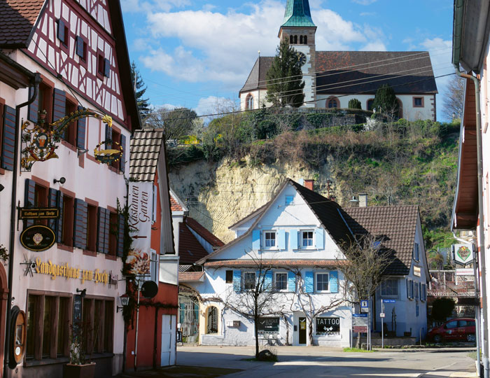 Bick auf mehrere Häuser und der Bergkirche in Bahlingen