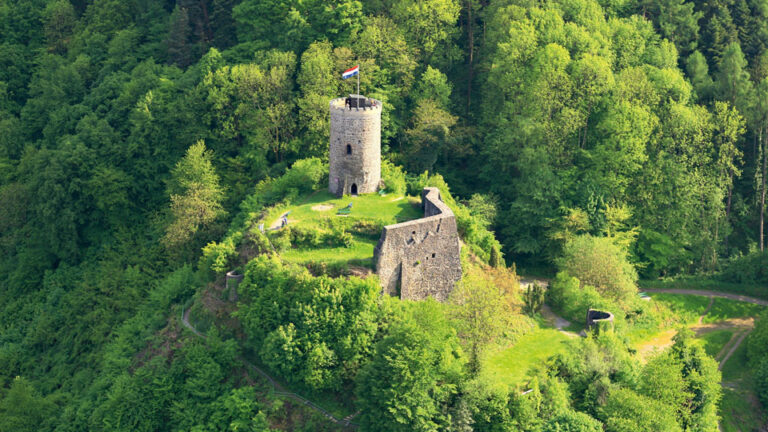 Die Burg Husen in der grünen Landschaft von Hausach