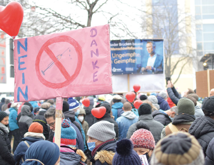 Menschen bei einer Coronademo