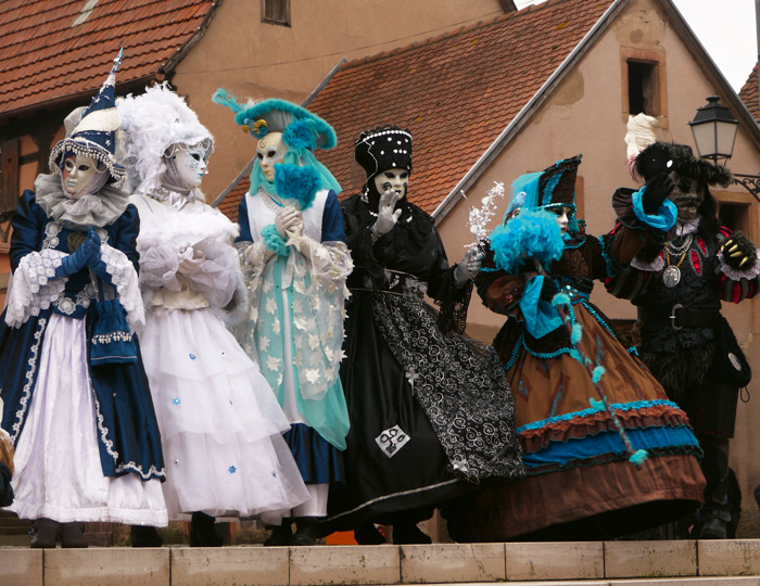 Venedig Karneval Kostümierte in blau weisen verkleidungen.