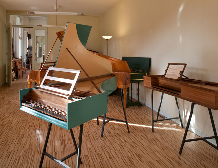 Eine Werkstatt mit verschiedenen Klavierarten