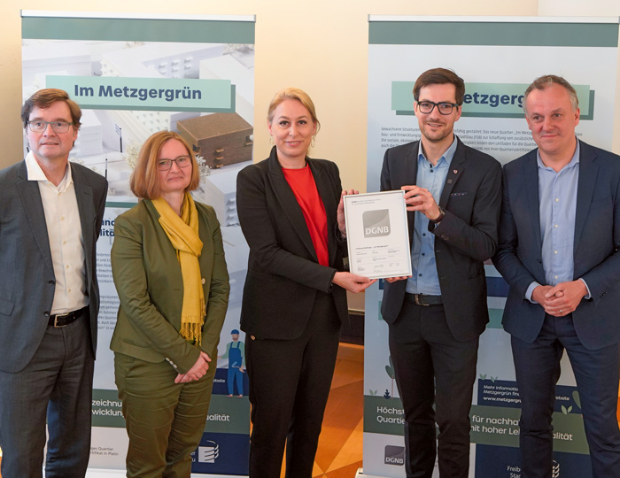 DGNB-Team mit Auzeichnung und Martin Horn