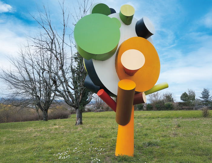 „Baum“ vor Bäumen: Objekt 19 
auf dem Rehberger-Weg. 