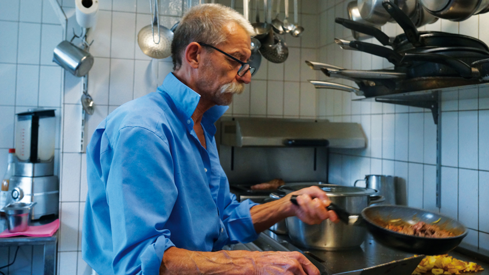 Hans Riehle am Kochen