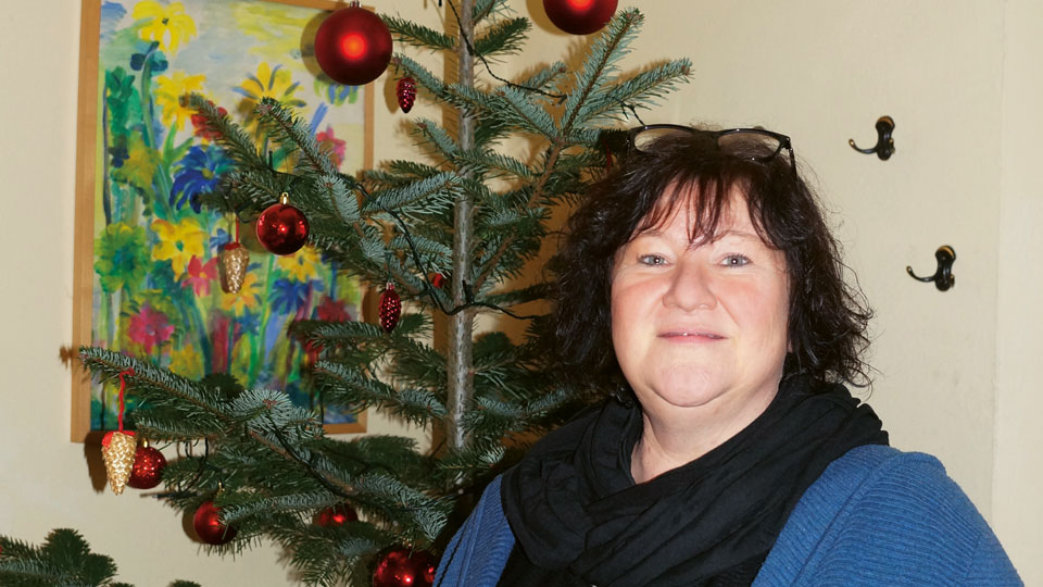 Isabel Schäfer vor einem Wheinachtsbaum