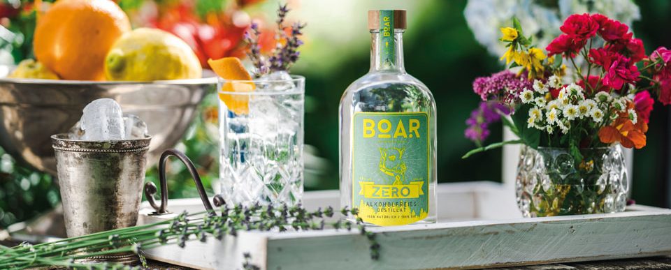 Flasche Alkoholfreier Gin mit Blumen darum herum