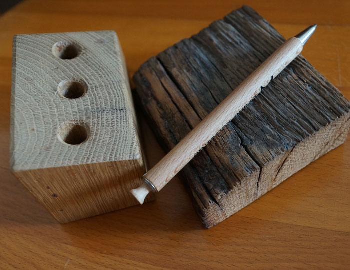 Ein Holzblock als Stiftehalter