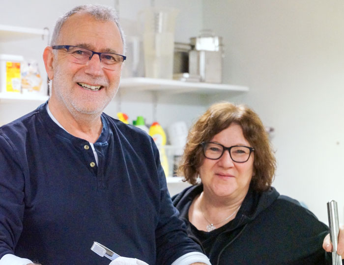 Auf dem Bild sieht man Dessertchef Walter Hager und Betriebsleiterin Isabelle Schäfer