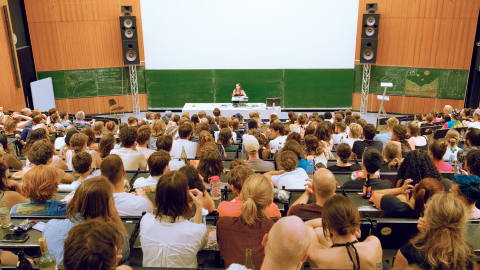 Ein voller Hörsaal der Uni Freiburg