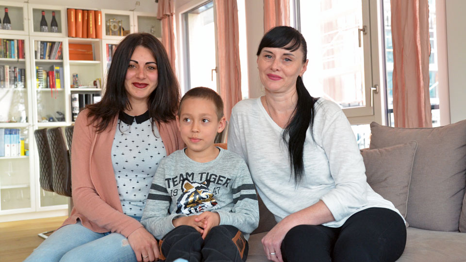 Angela Riabezhenko (links), ihr Sohn Kiril und Liudmila Vitman.