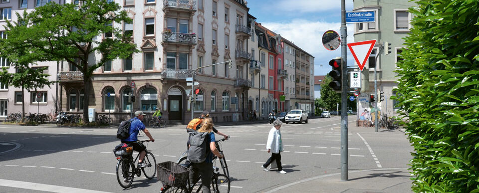 Fahrradfahrer stehen an einer Ampel in Freiburg