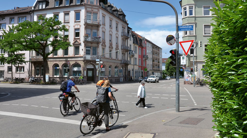 Fahrradfahrer stehen an einer Ampel in Freiburg