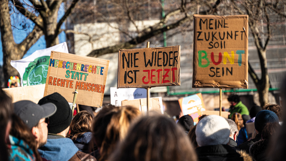 Bunte Protestschilder in der Menschenmenge