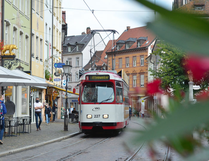 Straßenbahn fährt durch Freiburger Innenstadt