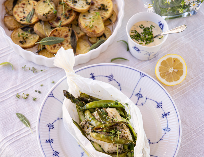 Fisch-Päckchen mit grünem Gemüse, knusprigen Kartoffelscheiben und Senf-Aioli
