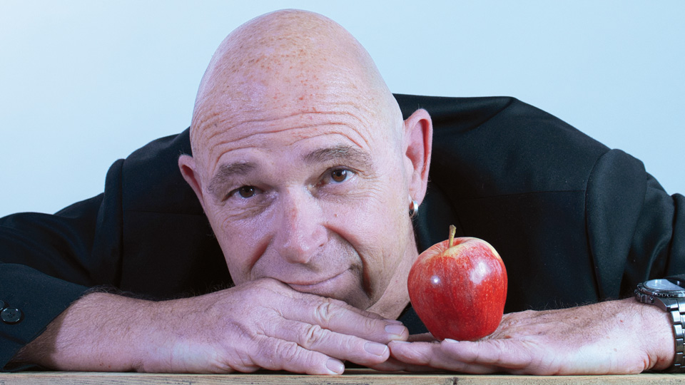 Frank Sauer mit einem roten Apfel