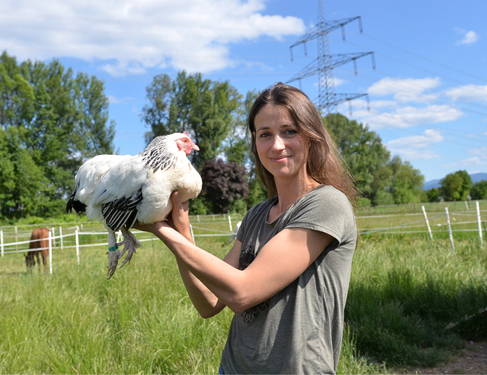 Frau mit Huhn