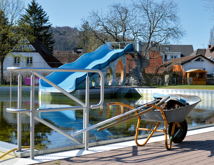 Freibad St.Georgen Pool, halbvoll mit Rutsche