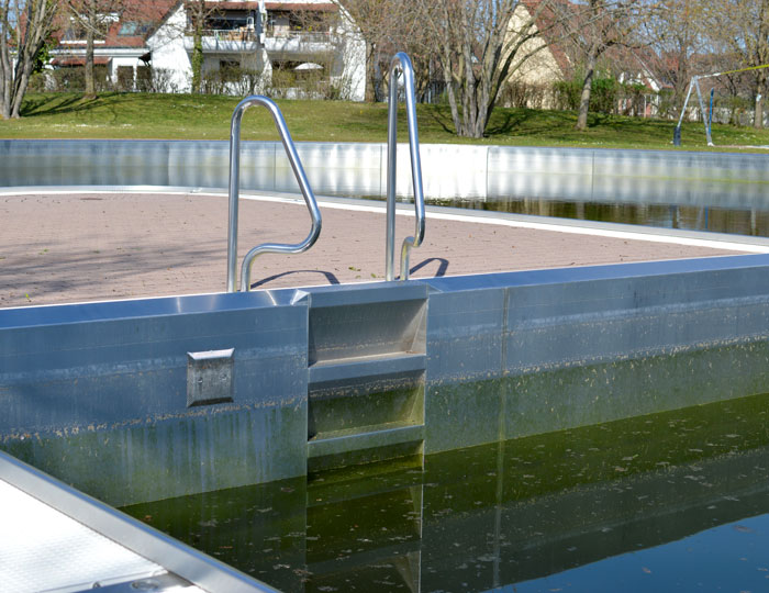 Freibad St. Georgen Pool halbvoll