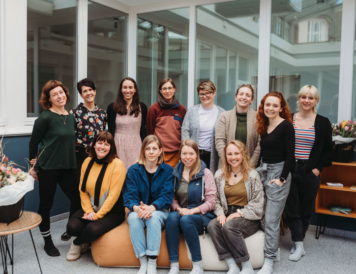 Foto: Fotografin Isabell Steinert und Hebamme Marlies Binnig (o.v.l.) mit dem Team