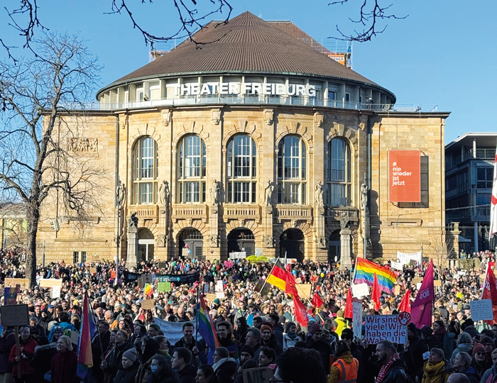 Das Theater Freiburg umringt von einer protestierenden Menschenmenge